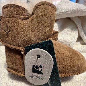 EMU Australia Wallaby Mini baby booties.